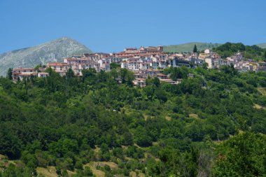 Alfedena, yazın Abruzzo Milli Parkı 'ndaki eski kasaba.