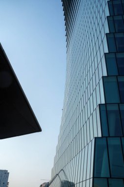 Şehir yaşamı, Milan 'daki modern park, Lombardy, İtalya, Üç Kuleli