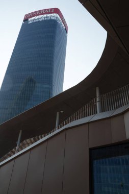 Şehir yaşamı, Milan 'daki modern park, Lombardy, İtalya, Üç Kuleli