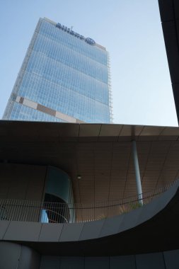 Şehir yaşamı, Milan 'daki modern park, Lombardy, İtalya, Üç Kuleli