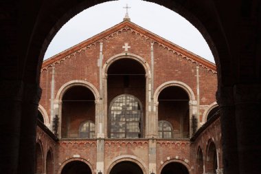 Milano, Lombardy, İtalya 'daki Ortaçağ Sant Ambrogio Kilisesi' nin dışı.