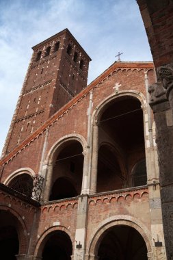 Milano, Lombardy, İtalya 'daki Ortaçağ Sant Ambrogio Kilisesi' nin dışı.