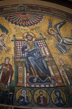 Milano, Lombardy, İtalya 'daki ortaçağ Sant Ambrogio kilisesi. Mozaik