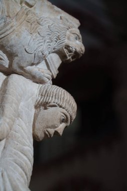 Milano, Lombardy, İtalya 'daki Ortaçağ Sant Ambrogio Kilisesi' nin içi