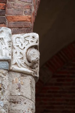 Milano, Lombardy, İtalya 'daki Ortaçağ Sant Ambrogio Kilisesi' nin dışı.