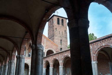 Milano, Lombardy, İtalya 'daki Ortaçağ Sant Ambrogio Kilisesi' nin dışı.