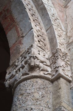 Milano, Lombardy, İtalya 'daki Ortaçağ Sant Ambrogio Kilisesi' nin dışı.