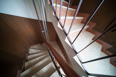 Milano, Lombardy, İtalya 'da bir apartmanın merdivenleri.