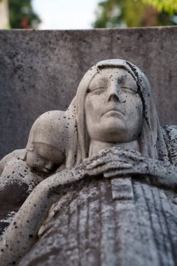 Cimitero Monumentale, Milano, Lombardy, İtalya 'daki tarihi mezarlık. bir mezar