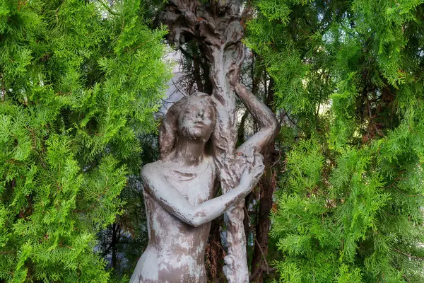 Cimitero Monumentale, Milano, Lombardy, İtalya 'daki tarihi mezarlık. bir mezar