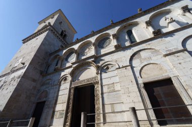 Santa Maria Assunta de Episcopio olarak bilinen Benevento, Campania, İtalya 'nın ortaçağ katedralinin dışında.