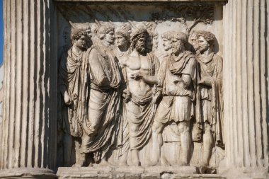 Benevento, Campania, İtalya: Roma Arco di Traiano, heykelleri olan tarihi anıt, sabah