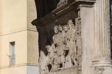 Benevento, Campania, İtalya: Roma Arco di Traiano, heykelleri olan tarihi anıt, sabah