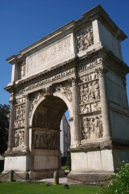 Benevento, Campania, İtalya: Roma Arco di Traiano, heykelleri olan tarihi anıt, sabah