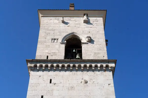 Santa Maria Assunta de Episcopio olarak bilinen Benevento, Campania, İtalya 'nın ortaçağ katedralinin dışında.