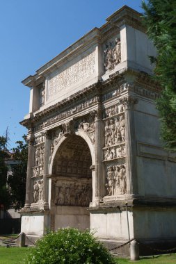 Benevento, Campania, İtalya: Roma Arco di Traiano, heykelleri olan tarihi anıt, sabah