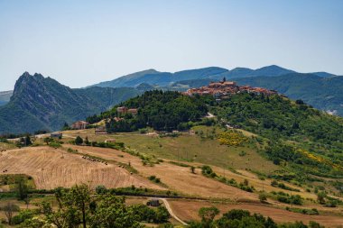 Yaz mevsiminde Albano di Lucania, Basilicata, İtalya yakınlarındaki kır manzarası