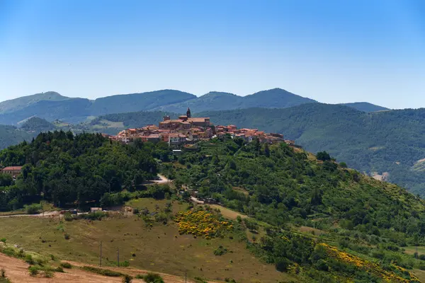 Yaz mevsiminde Albano di Lucania, Basilicata, İtalya yakınlarındaki kır manzarası