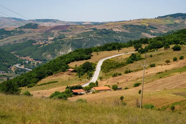 Yaz mevsiminde Albano di Lucania, Basilicata, İtalya yakınlarındaki kır manzarası