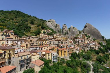 Castelmezzano manzarası, Potenza eyaletinin tarihi bir kasabası, Basilicata, İtalya