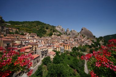 Castelmezzano manzarası, Potenza eyaletinin tarihi bir kasabası, Basilicata, İtalya