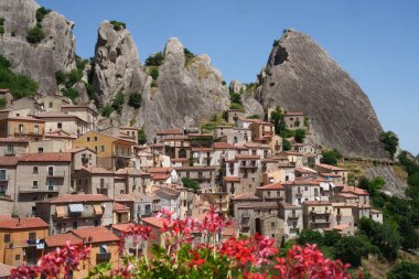 Castelmezzano manzarası, Potenza eyaletinin tarihi bir kasabası, Basilicata, İtalya