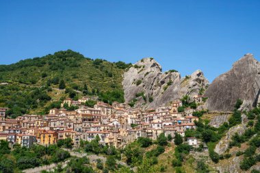 Castelmezzano manzarası, Potenza eyaletinin tarihi bir kasabası, Basilicata, İtalya