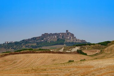 Matera ili, Basilicata, İtalya 'da Aliano ve Craco yakınlarındaki kır manzarası