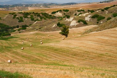 Matera ili, Basilicata, İtalya 'da Aliano ve Craco yakınlarındaki kır manzarası
