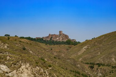 Matera ili, Basilicata, İtalya 'da Aliano ve Craco yakınlarındaki kır manzarası