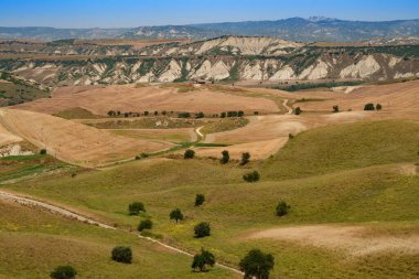 Matera ili, Basilicata, İtalya 'da Aliano ve Craco yakınlarındaki kır manzarası