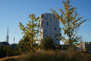 Şehir yaşamı, Milan 'daki modern park, Lombardy, İtalya, Üç Kuleli
