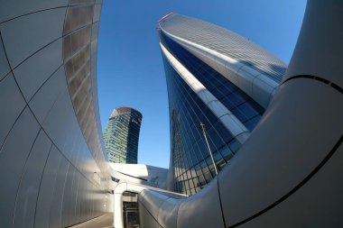 Şehir yaşamı, Milan 'daki modern park, Lombardy, İtalya, Üç Kuleli