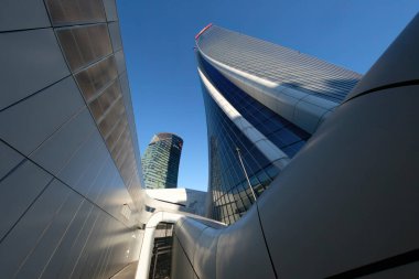 Şehir yaşamı, Milan 'daki modern park, Lombardy, İtalya, Üç Kuleli