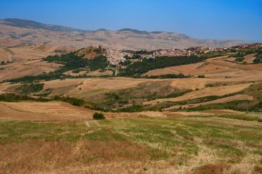 Rocchetta Sant Antonio yakınlarındaki kır manzarası, Foggia ili, Apulia, İtalya