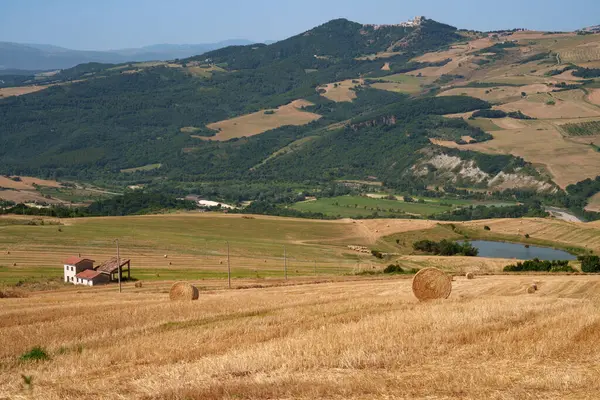 İtalya 'nın Basilicata eyaletindeki Melfi yakınlarındaki kır manzarası