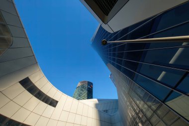 Şehir yaşamı, Milan 'daki modern park, Lombardy, İtalya, Üç Kuleli