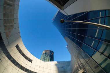 Şehir yaşamı, Milan 'daki modern park, Lombardy, İtalya, Üç Kuleli