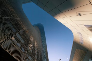 Şehir yaşamı, Milan 'daki modern park, Lombardy, İtalya, Üç Kuleli