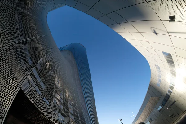 Şehir yaşamı, Milan 'daki modern park, Lombardy, İtalya, Üç Kuleli