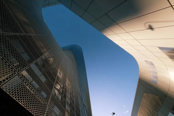 Şehir yaşamı, Milan 'daki modern park, Lombardy, İtalya, Üç Kuleli