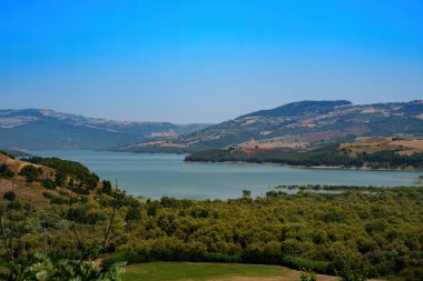 Occhito Gölü, Gambatesa yakınlarında, Campobasso ili, Molise, İtalya, yaz mevsiminde