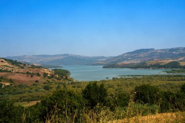 Occhito Gölü, Gambatesa yakınlarında, Campobasso ili, Molise, İtalya, yaz mevsiminde