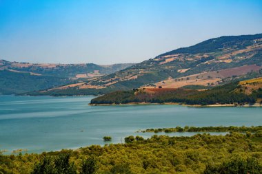Occhito Gölü, Gambatesa yakınlarında, Campobasso ili, Molise, İtalya, yaz mevsiminde