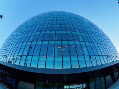 Şehir yaşamı, Milan 'daki modern park, Lombardy, İtalya, Üç Kuleli