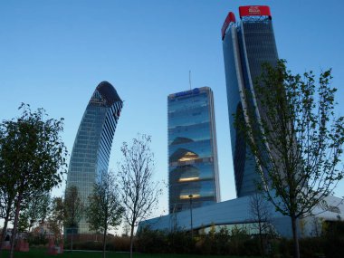 Şehir yaşamı, Milan 'daki modern park, Lombardy, İtalya, Üç Kuleli