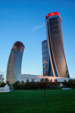 Şehir yaşamı, Milan 'daki modern park, Lombardy, İtalya, Üç Kuleli