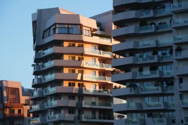 Şehir yaşamı, Milan 'daki modern park, Lombardy, İtalya, Üç Kuleli