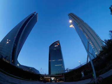 Şehir yaşamı, Milan 'daki modern park, Lombardy, İtalya, Üç Kuleli