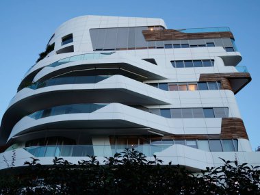 Şehir yaşamı, Milan 'daki modern park, Lombardy, İtalya, Üç Kuleli